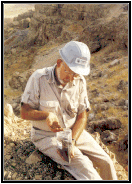 SVendyl Jones examines samples
of temple incense found in 1992 dig.